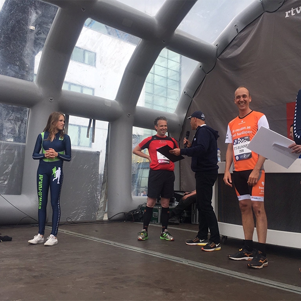 Een presentatie op de Large podiumwagen tijdens de TT-Run Assen